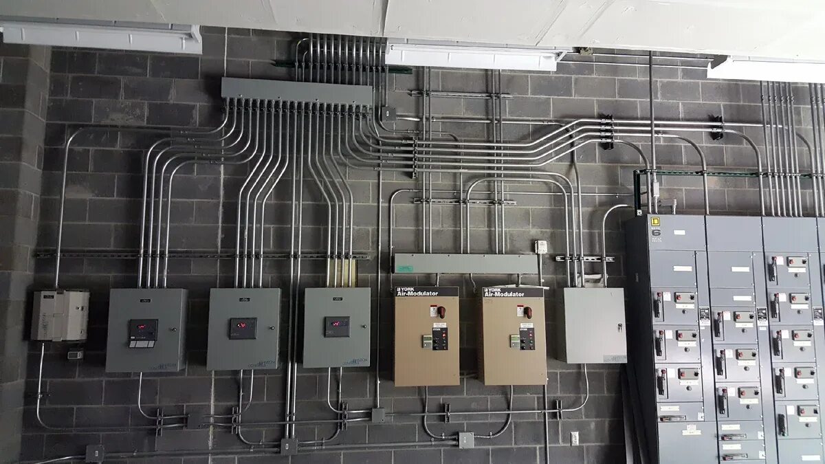 Электропроводка в зданиях. Кабельный лоток (Cable Management 90 degree). Монтаж электрики. Монтаж слаботочных систем. Прокладка кабеля в офисе.