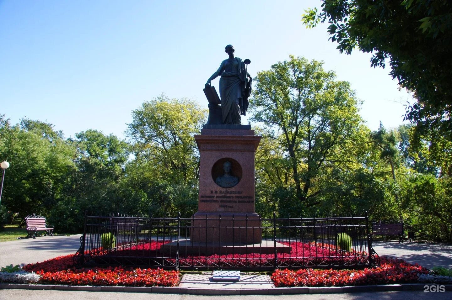 Памятник н м Карамзину Ульяновск. Сквер Карамзина в Ульяновске.