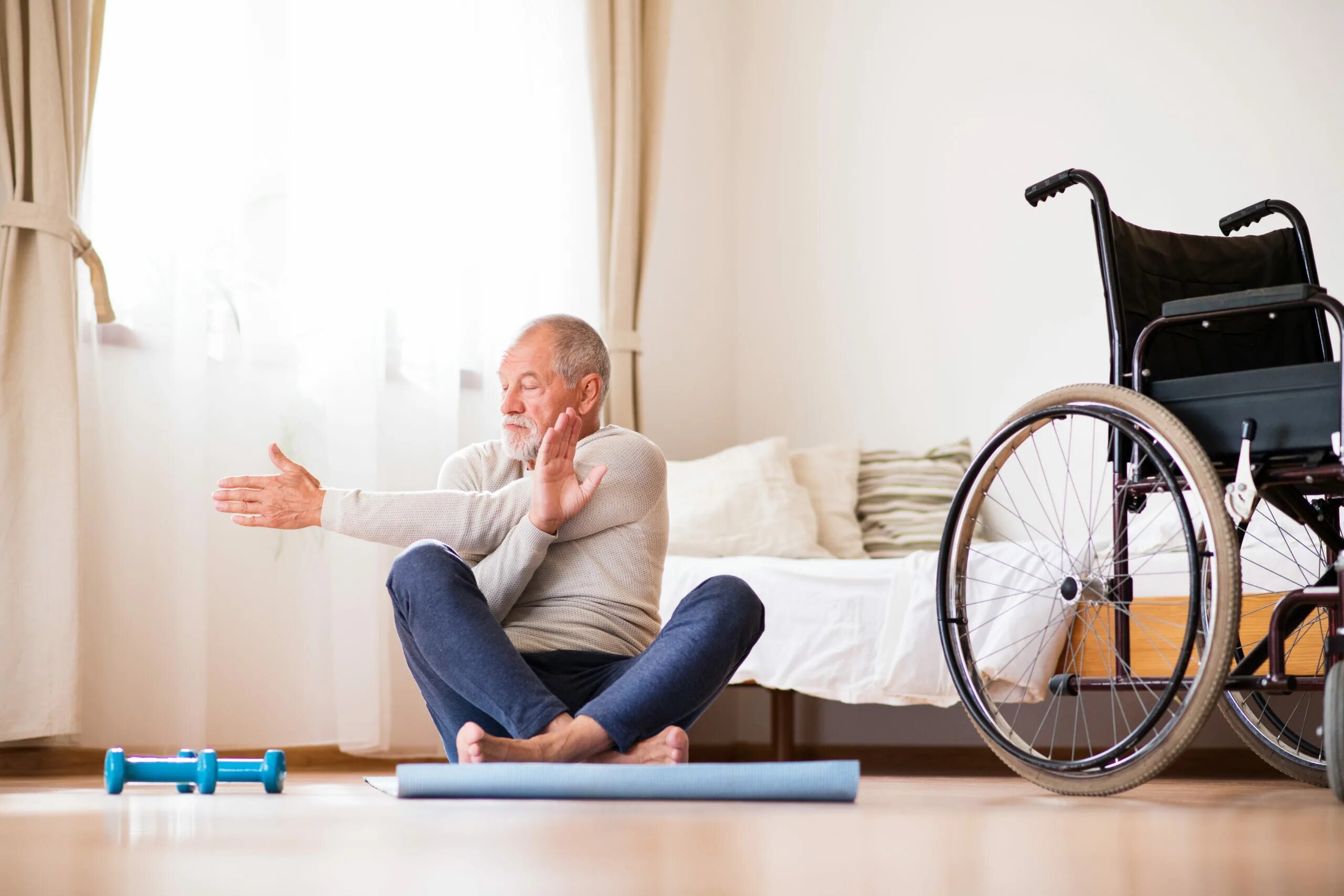 Спорт после болезни. Реабилитация после болезни. Восстановление после болезни. Фото спорт после инсульта. Senior man sitting on wheelchair at Home.