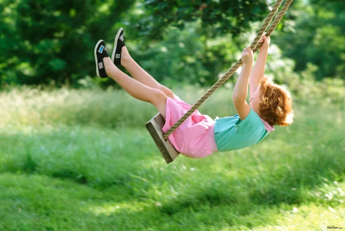 качаться на качелях. человек качается на качелях. дети качаются на качелях. качание на качелях. качаться на качелях.