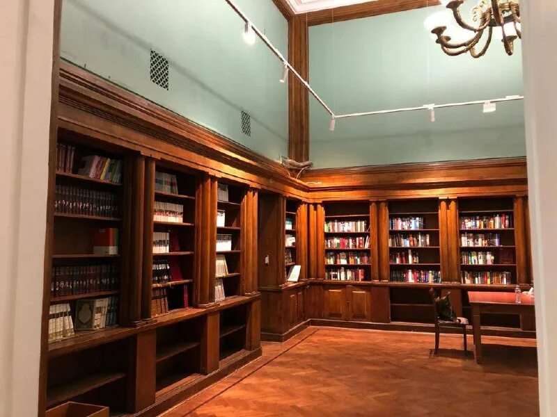 Либерия библиотека ивана грозного. Старая королевская библиотека берлин. Библиотека университета чикаго. Где библиотека зигмунда чаховича. Библиотека томаса бодли оксфорд.