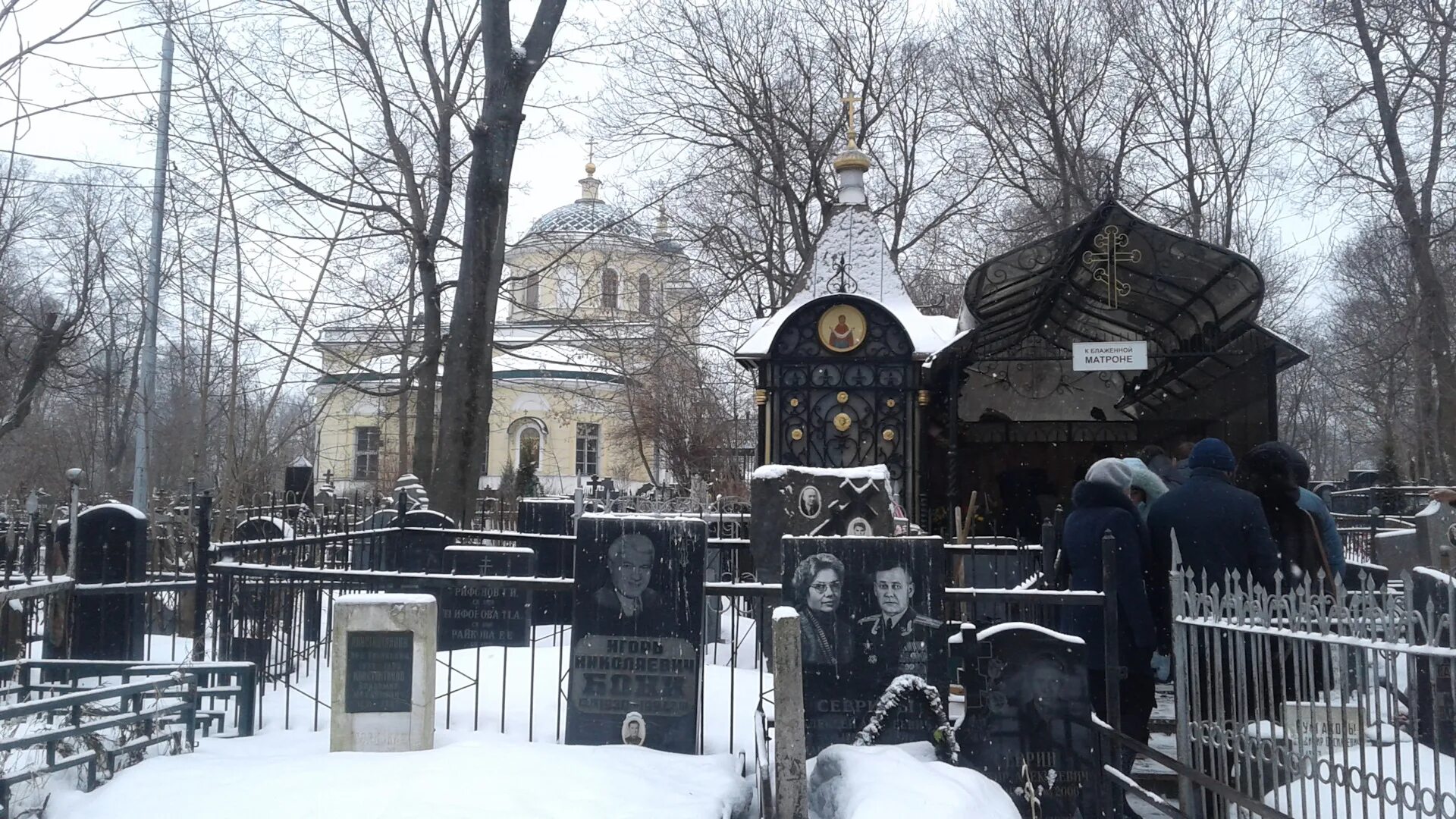 Похороненные на даниловском. Могила Матроны Московской на Даниловском кладбище. Данивоская кладбище Матроны Московской. Даниловское кладбище Матрона. Даниловское кладбище могила Матроны.