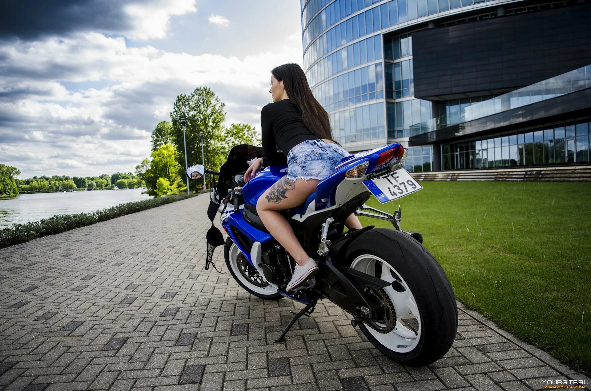 Городской байк. Suzuki GSXR 750 С девушкой. Девушка на мотоцикле. Мопед красивый для девушки. Городской мотоцикл.