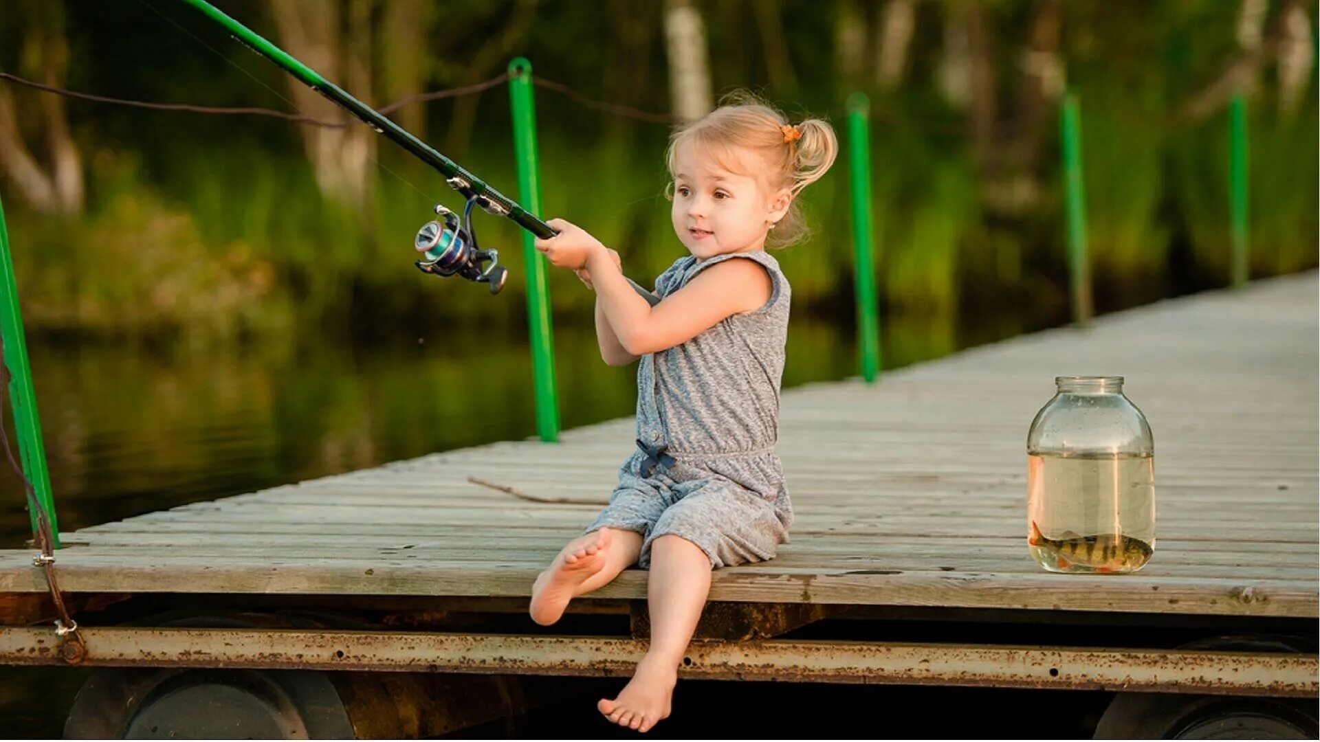 Девочка с удочкой. Удочка для детей. Девочка на рыбе с удочкой. Маленькая девочка рыбачит. Ток лови