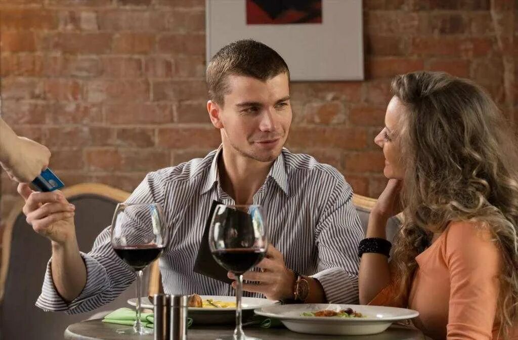 Реклама кампари. Женщина платит за мужчину. Парень должен платить за девушку. Мужчина и женщина на свидании. Девушка на свидании.