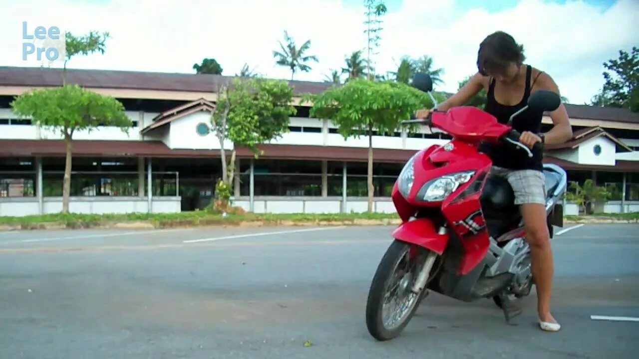 Видео скутеры покажи видео скутеров. Девушка на скутере. Качок на скутере. Семья на мопеде в Тайланде. Мама скутер.