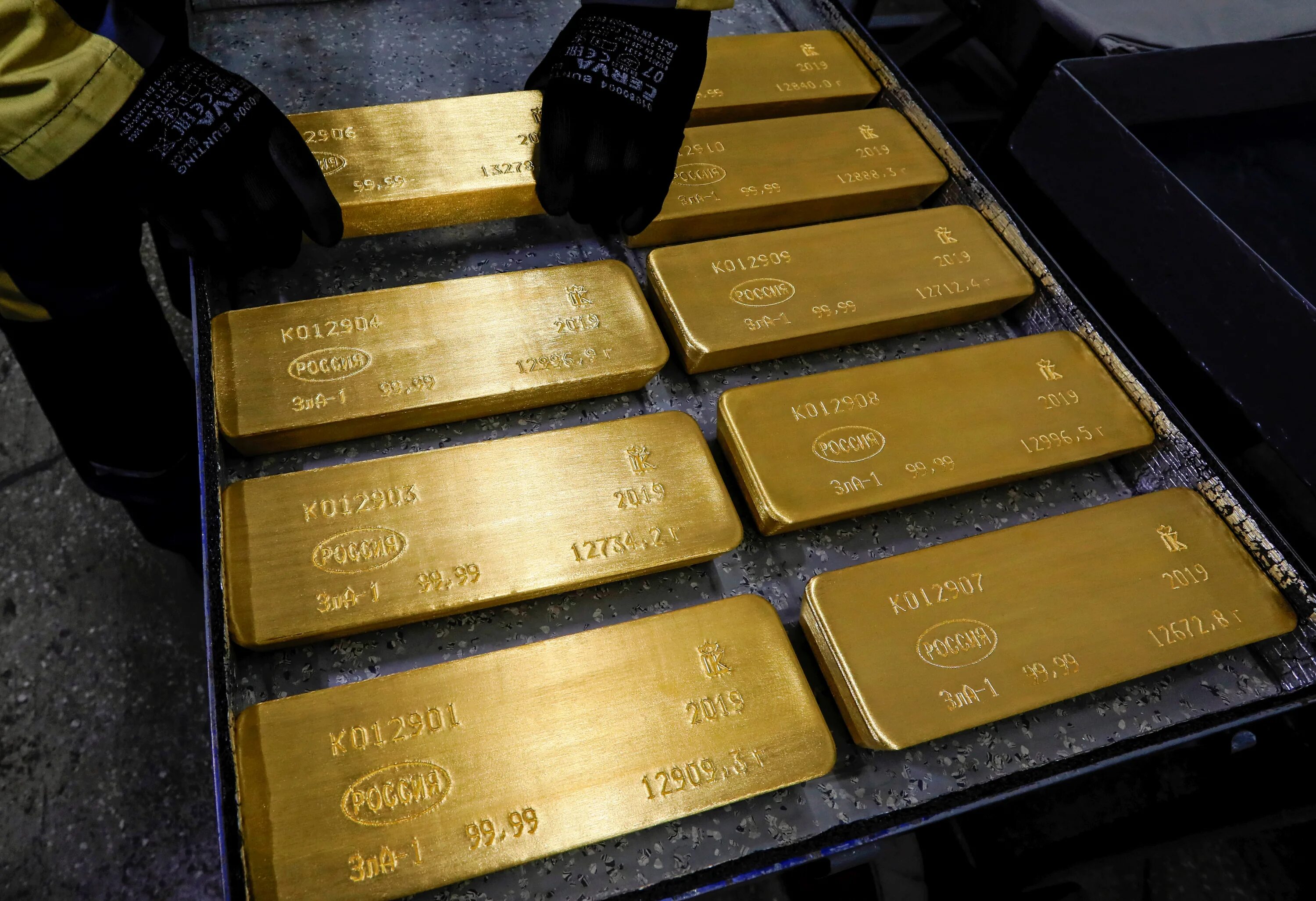 Слиток золотой. Золотые ETF. Тройская унция золота. Золотовалютные резервы Италии.