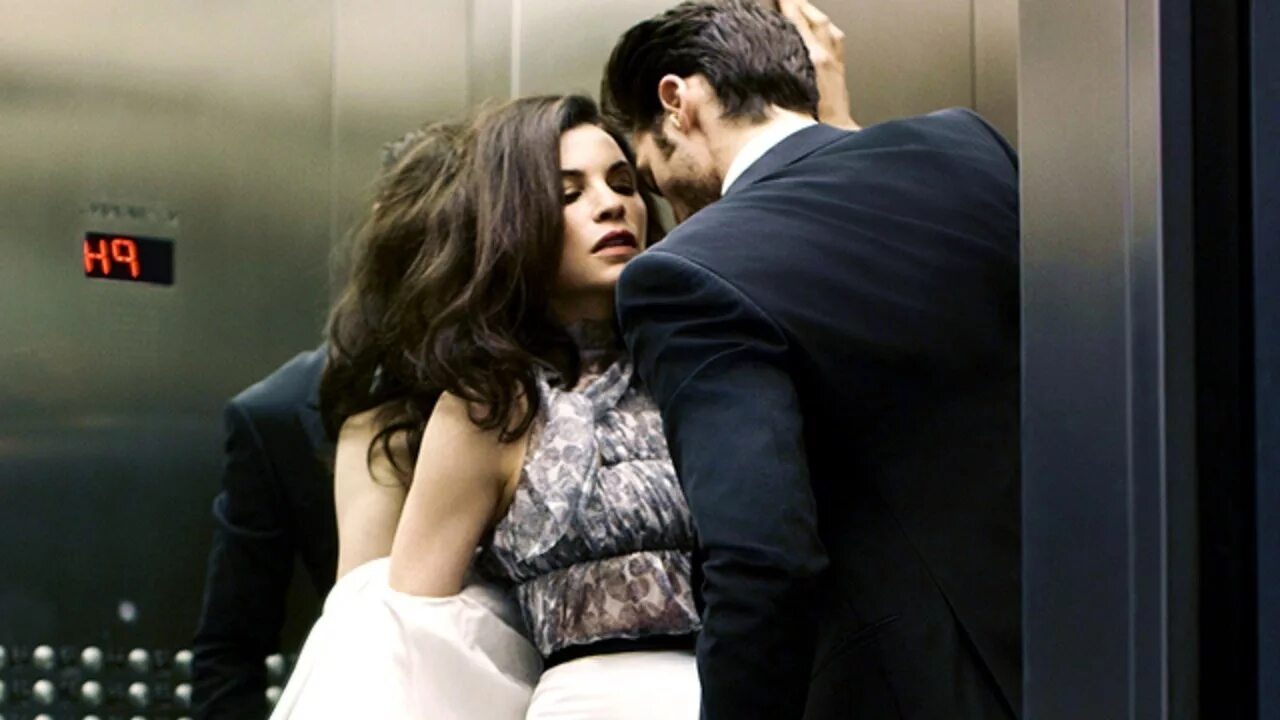 Мужчина и женщина в лифте. Парень с девушкой в лифте.