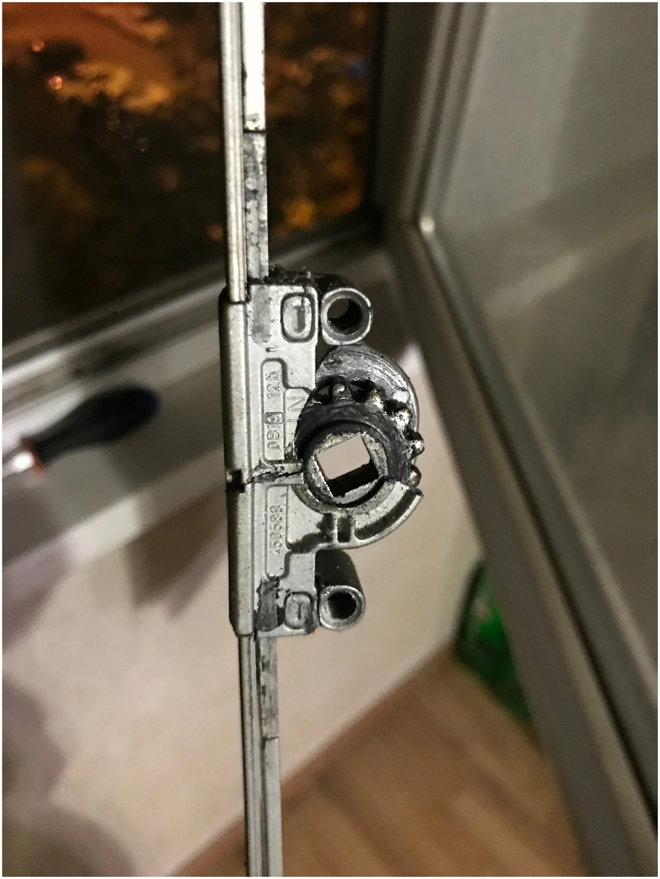 фурнитура 2 siegenia titan. поворотно-откидной механизм рото. ремонтный редуктор roto. поворотно откидной механизм для пластиковых. откидная петля maco 52321.