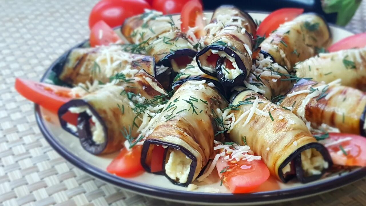 Рулетики из баклажанов с чесноком и майонезом. Баклажаны рулетики с помидорами. баклажанные рулетики ассорти. рулетики из баклажанов с помидорами и чесноком. холодная закуска из баклажанов.