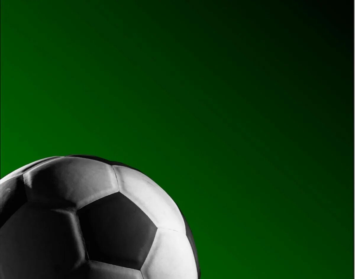 Белый футбольный фон. Футбол фон. Футбольная тематика. Футбольный фон для презентации. Футбольный мяч на зеленом фоне.