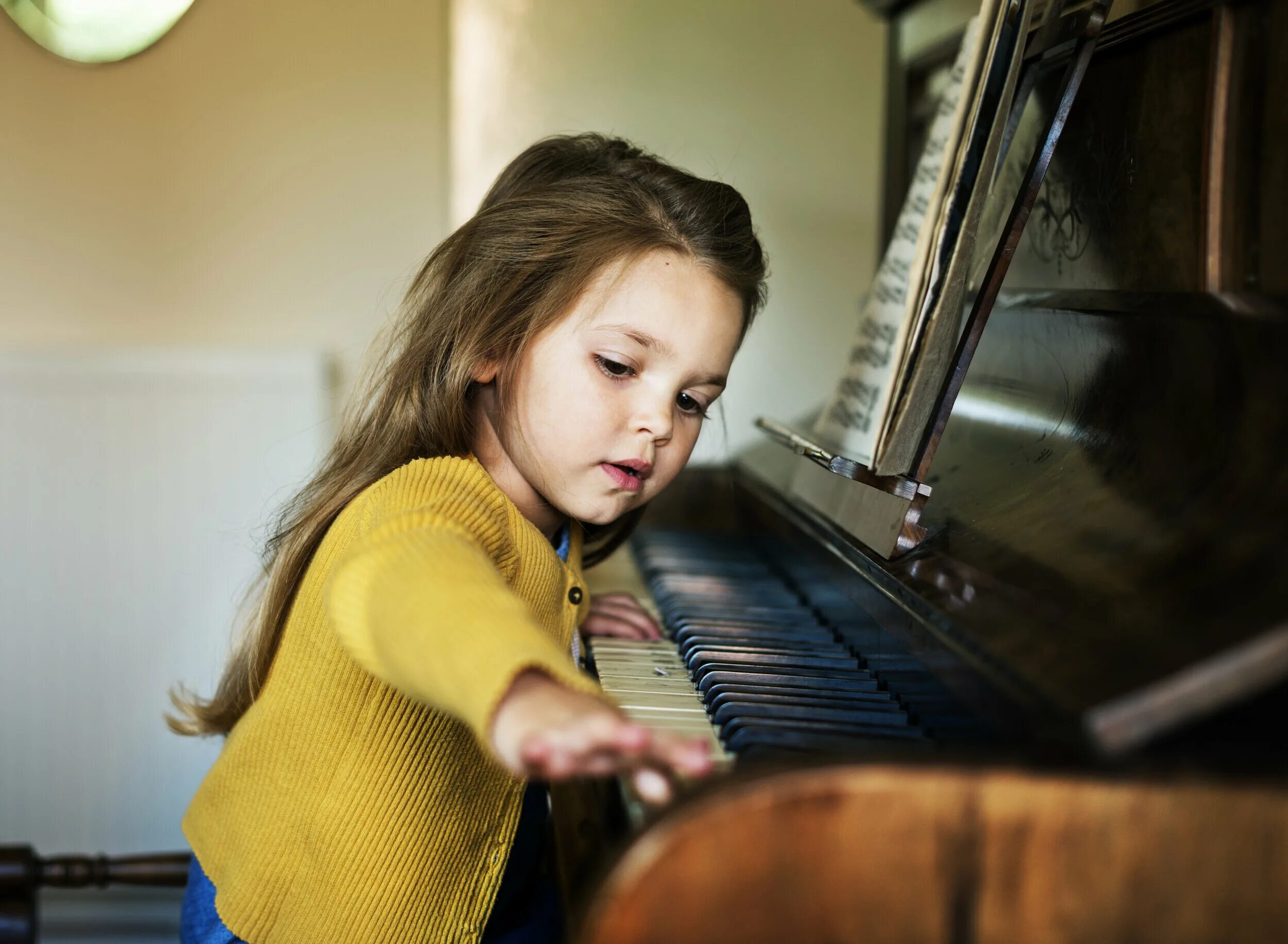 Тонкий музыкальный слух. Девочка и фортепиано. Фортепиано для детей. Девушка и пианино. Дети играющие на фортепиано.