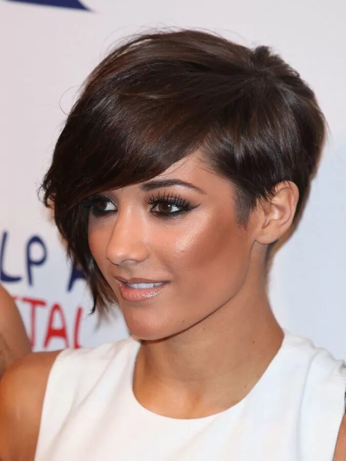 Креативные стрижки. Пикси боб асимметрия 2020. Каре асимметрия 2023. Стрижка с одной стороны коротко. Боб каре асимметрия.