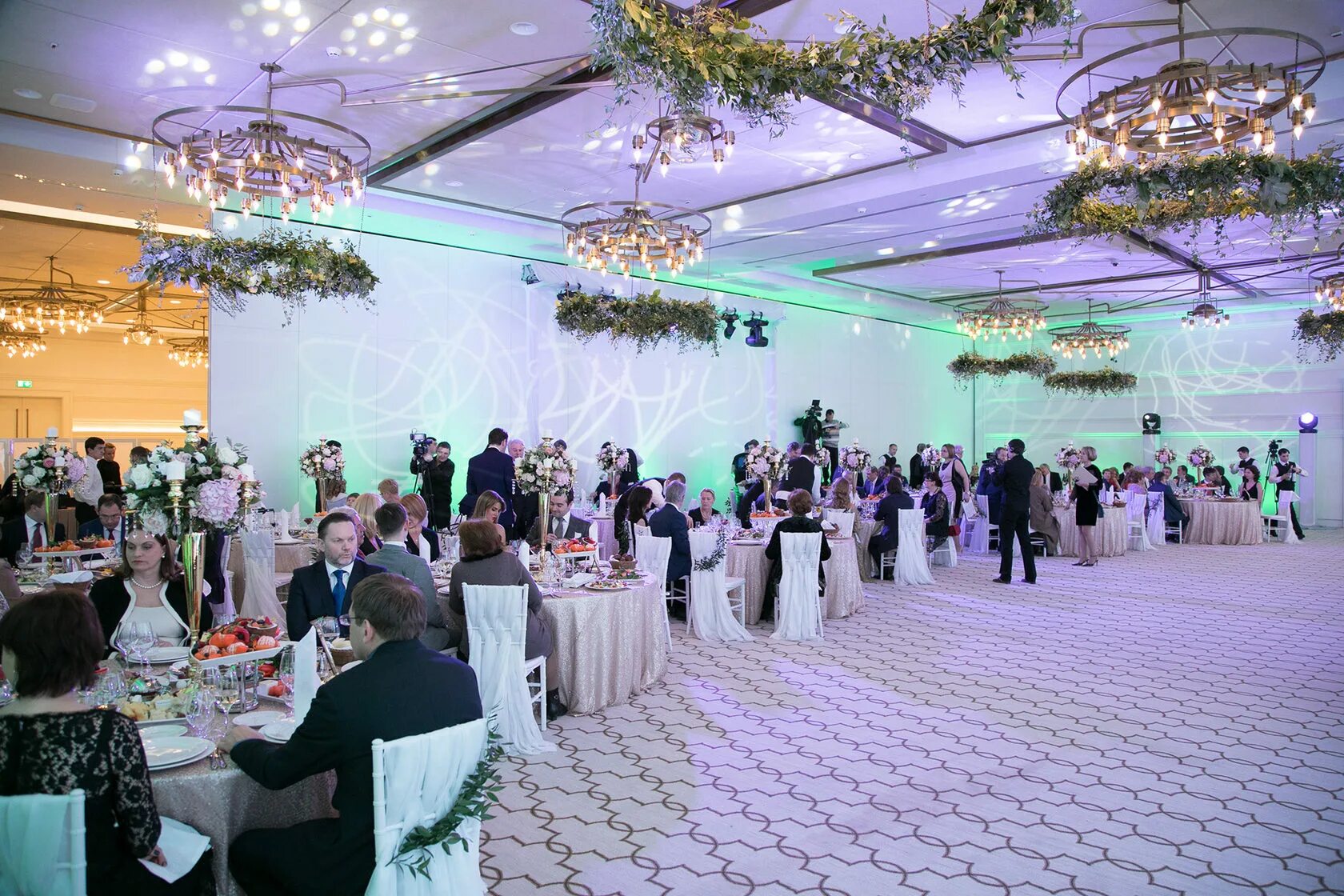 Банкет кристалл. Башня око зал crystal ballroom. банкетный зал crystal ballroom. башня око кристал бал рум. кристалл баллрум москва сити.
