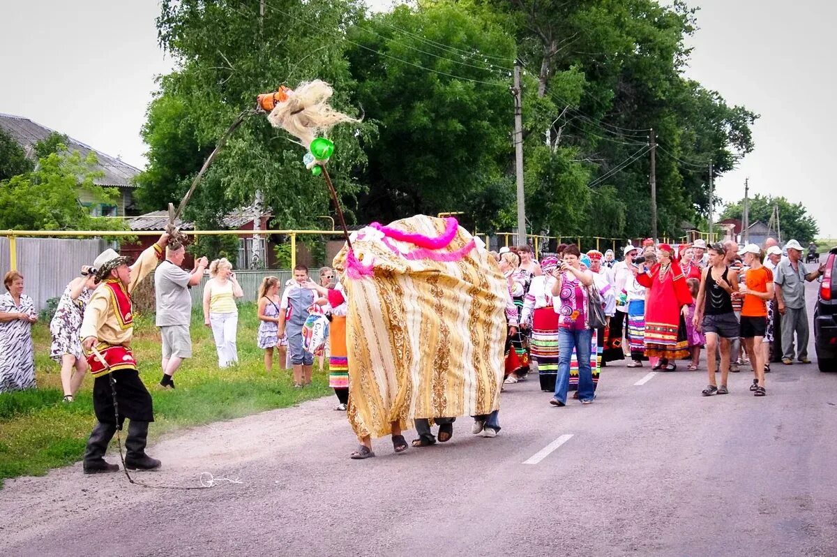 Обряд вождение русалки в селе Оськино. Село Оськино Хохольского района Воронежской области. Село Оськино Хохольского района Воронежской Русалка. Село Оськино проводы весны в Воронежской области. Погода в оськино