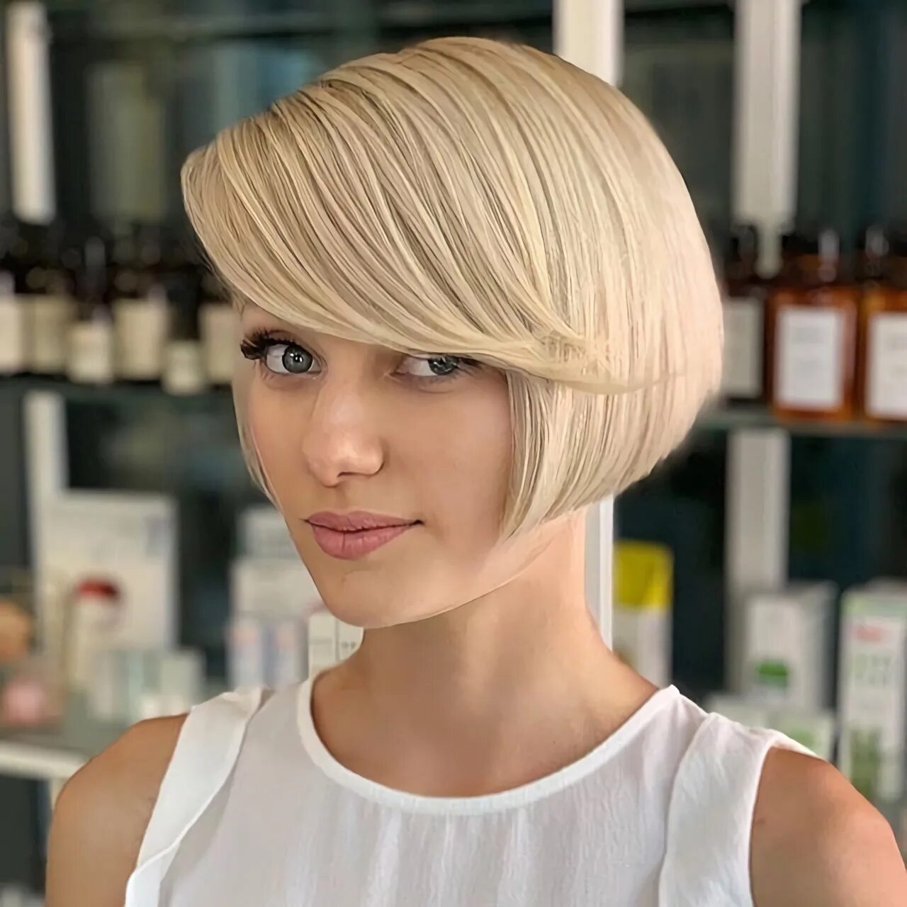 Градуированный удлиненный боб. Bob 2020. Blunt bob каре. Каре блант боб 2020. Каре блант боб 2021 с челкой.