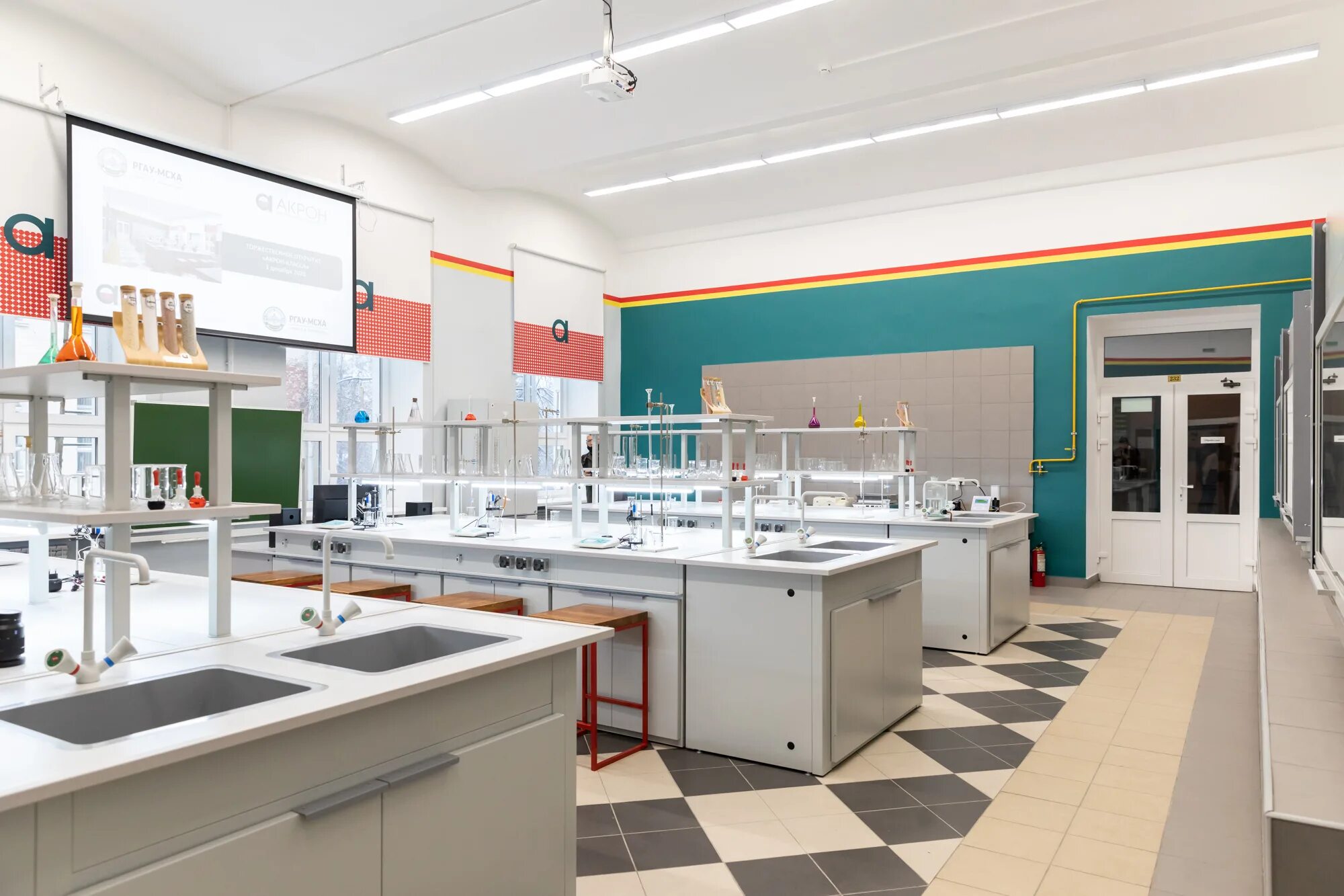 Умка чгма химия. 4 k wallpaper chemistry laboratory. Москва наука. Школа с биологическим уклоном. Тимирязевская академия кафедра химии.