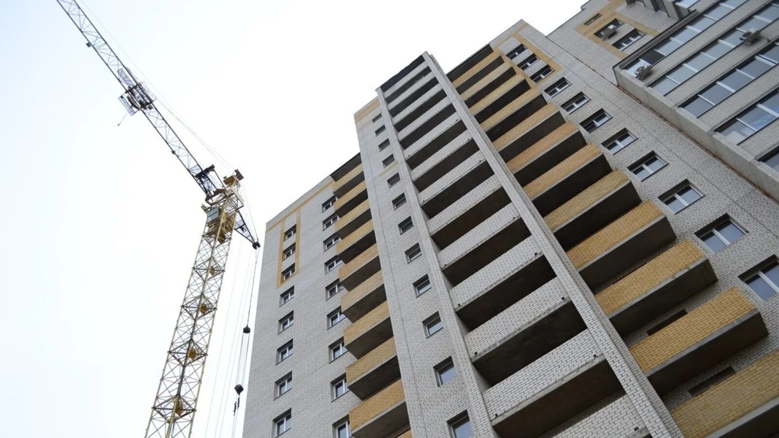 Стройка высотных домов. Долевые квартиры от застройщика. Долевое участие в строительстве. Ипотека на новостройки 2022. Стройка многоэтажки.