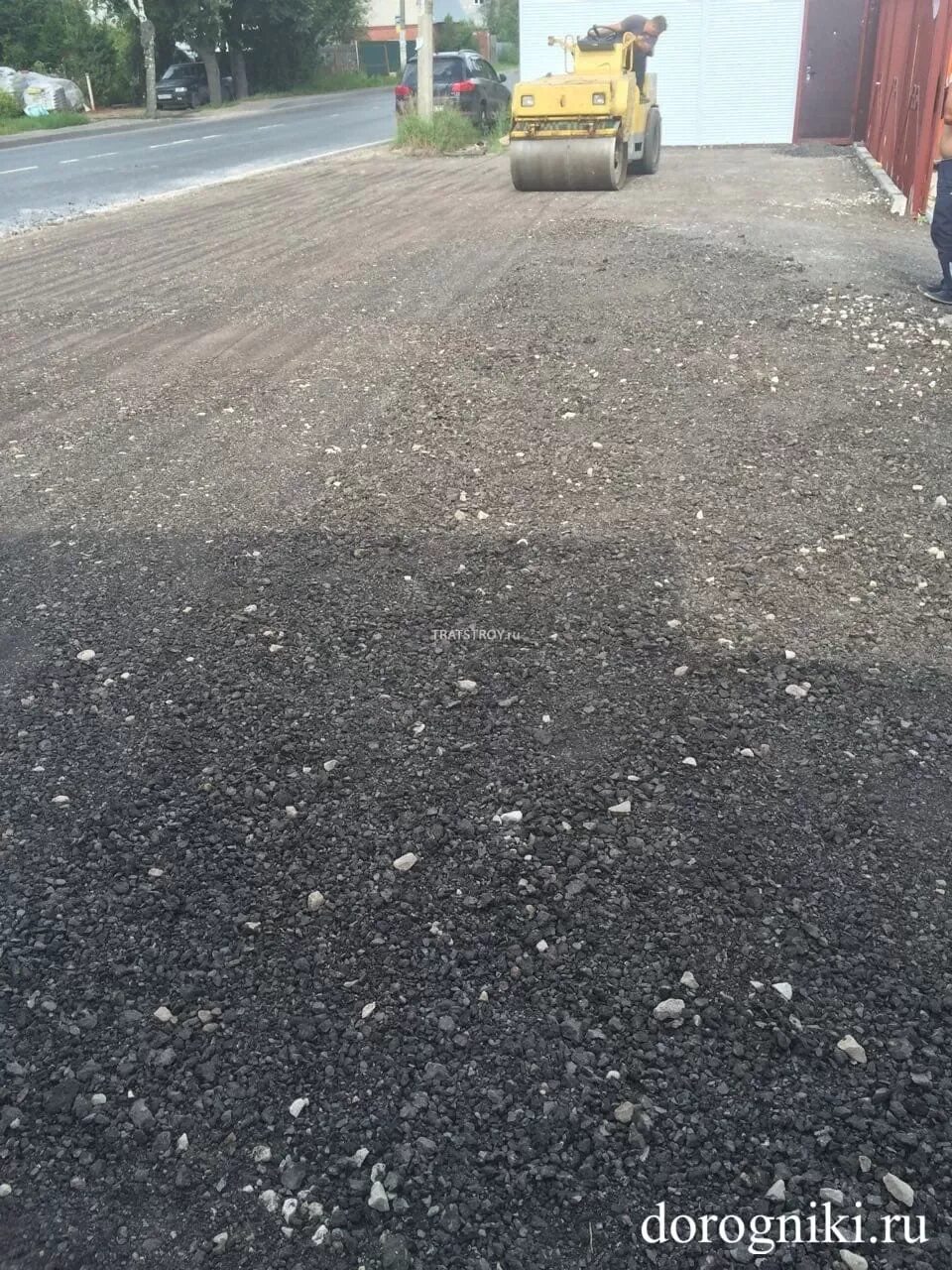 Укладка асфальтовой крошки в москве и московской. Асфальтная крошка Алексеевскдорстрой. Асфальтовая крошка 55052-2012. Асфальтовая крошка ЗИЛ. Дорога из асфальтовой крошки.