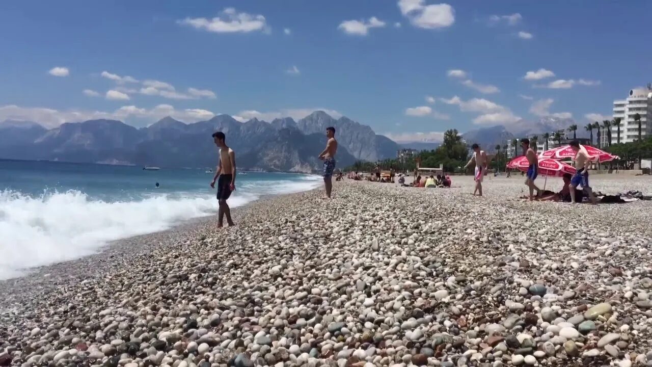 Можно ли купаться в турции в апреле. Галечный пляж в Турции. Анталья в мае. Галечный пляж Анталии. Кемер пляжи песок или галька.