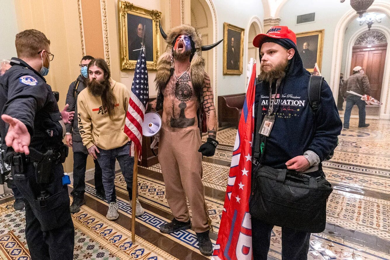 Штурм капитолия в сша. Штурм капитолия 2021. Штурм капитолия в сша 2021. 6 января капитолий штурм. Штурм капитолия в сша 2021.