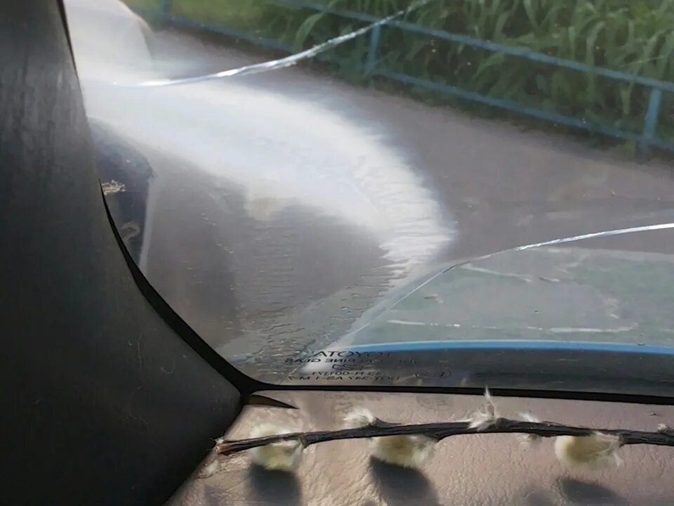 Помутнение лобового стекла. Трещина лобового стекла. 17 См. Грязные окна в машине. Стекло мутнеет на автомобиле.