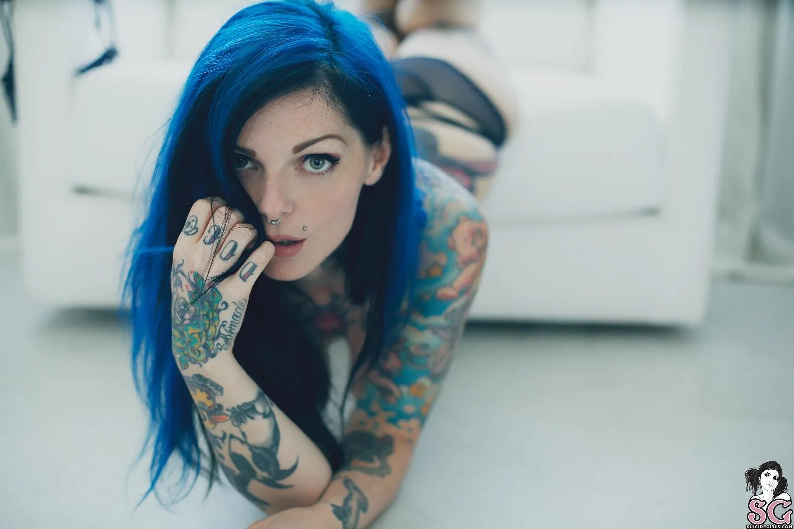 татуированная модель с синими волосами. татуированные неформалки. татуированные неформалки. татуированные неформалки. Freyja suicide.