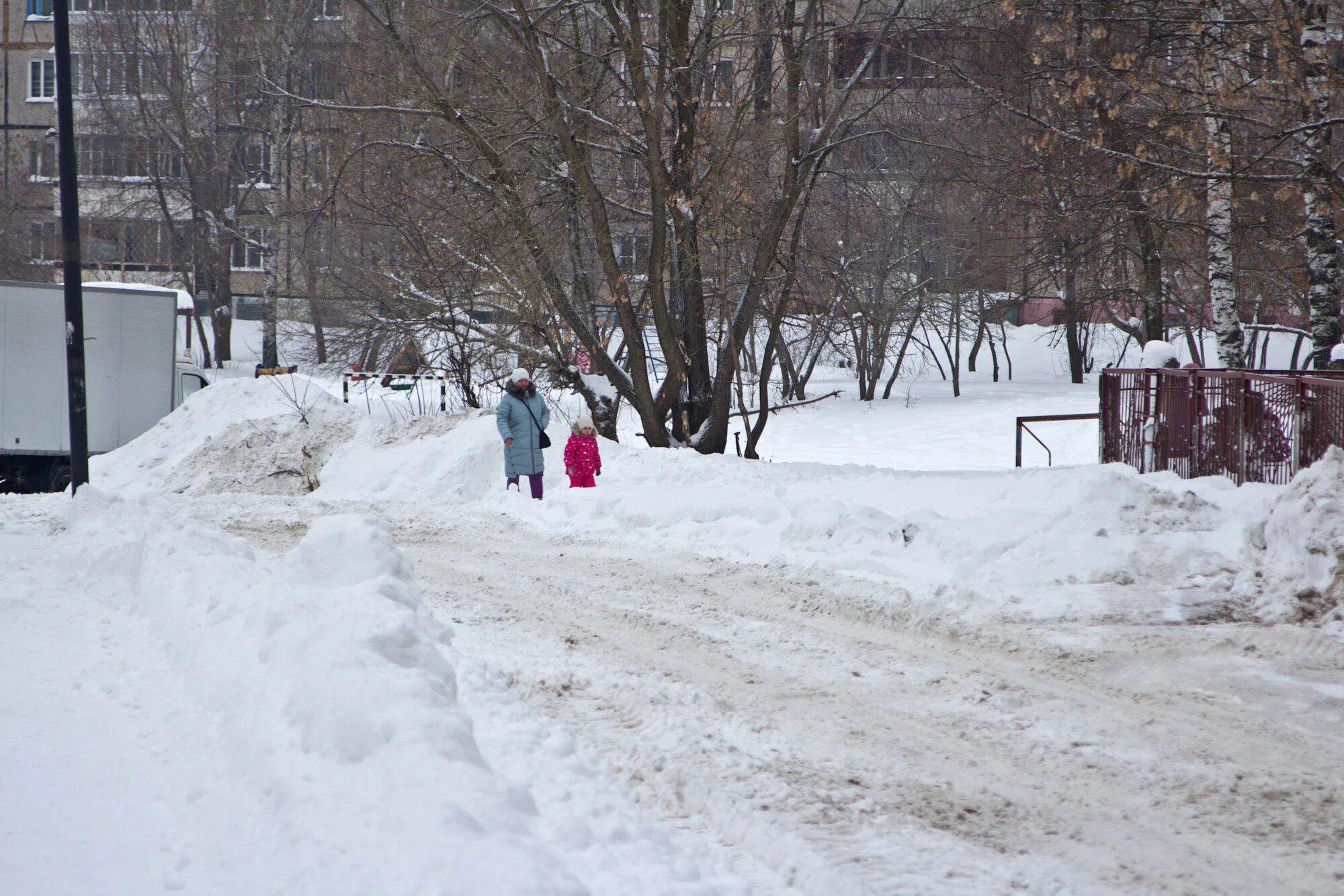 Сугробы на улице Шумилова. Снег на тротуарах Иваново. Гора снега на улице Дурова. Тротуар около дома зимой. Почему на улице снег