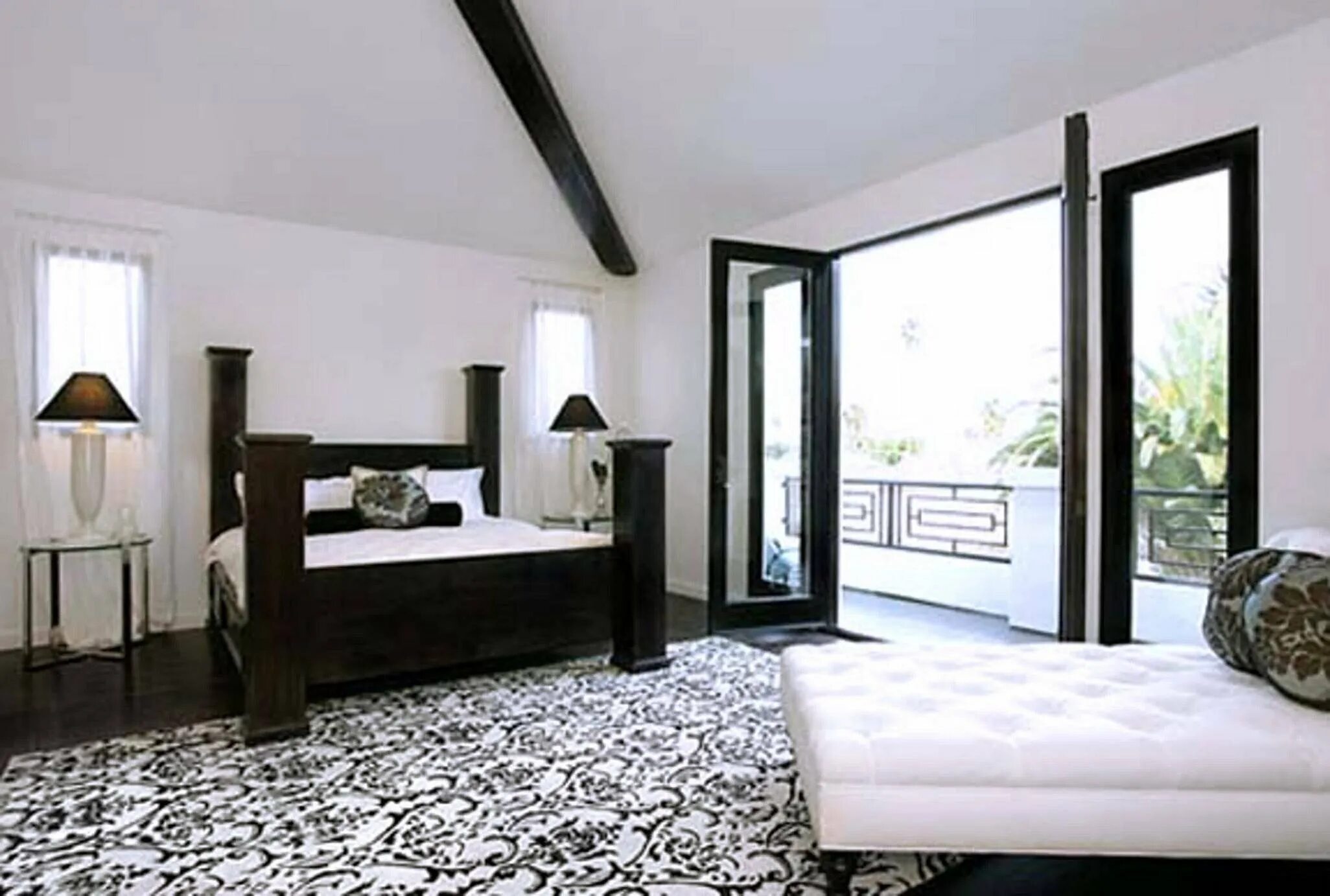 темный потолок. темные окна и темный пол. темный пол светлые стены. интерьеры домов. черный потолок в гостиной.