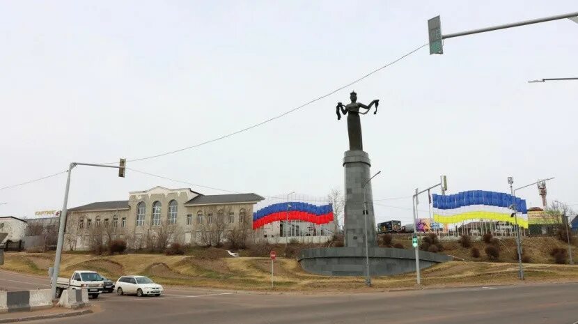 1 мая улан удэ. 2. наш город улан удэ украшают к празднику шарами, флагами,.
