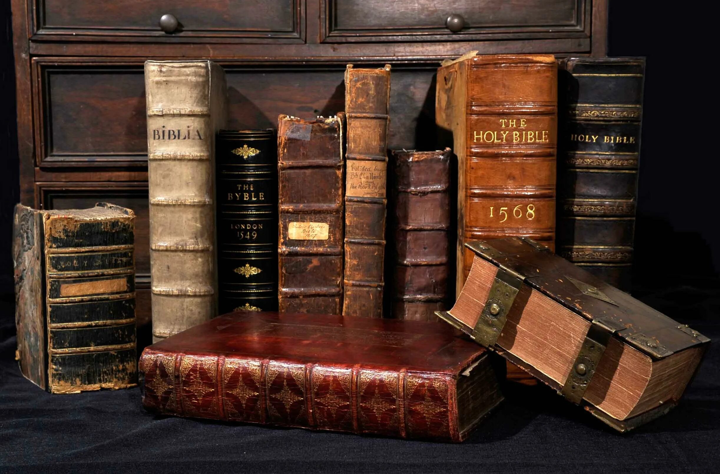 Книги их 3. Старинные книги. коллекция старинных книг. старинные издания книг. стопка книг.