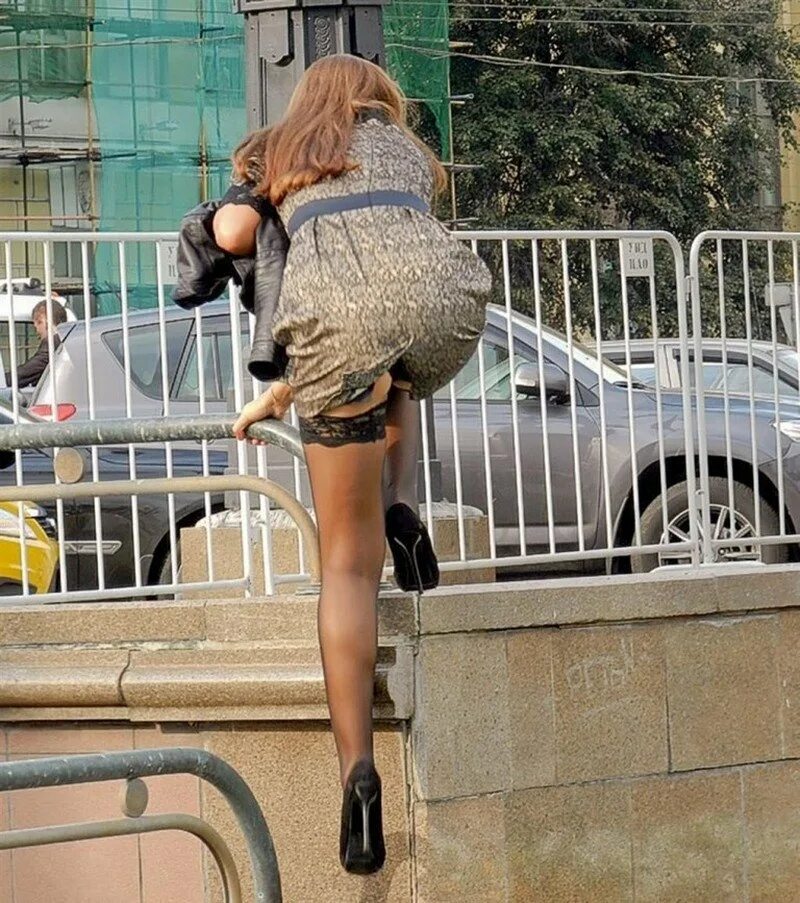 Женщина через