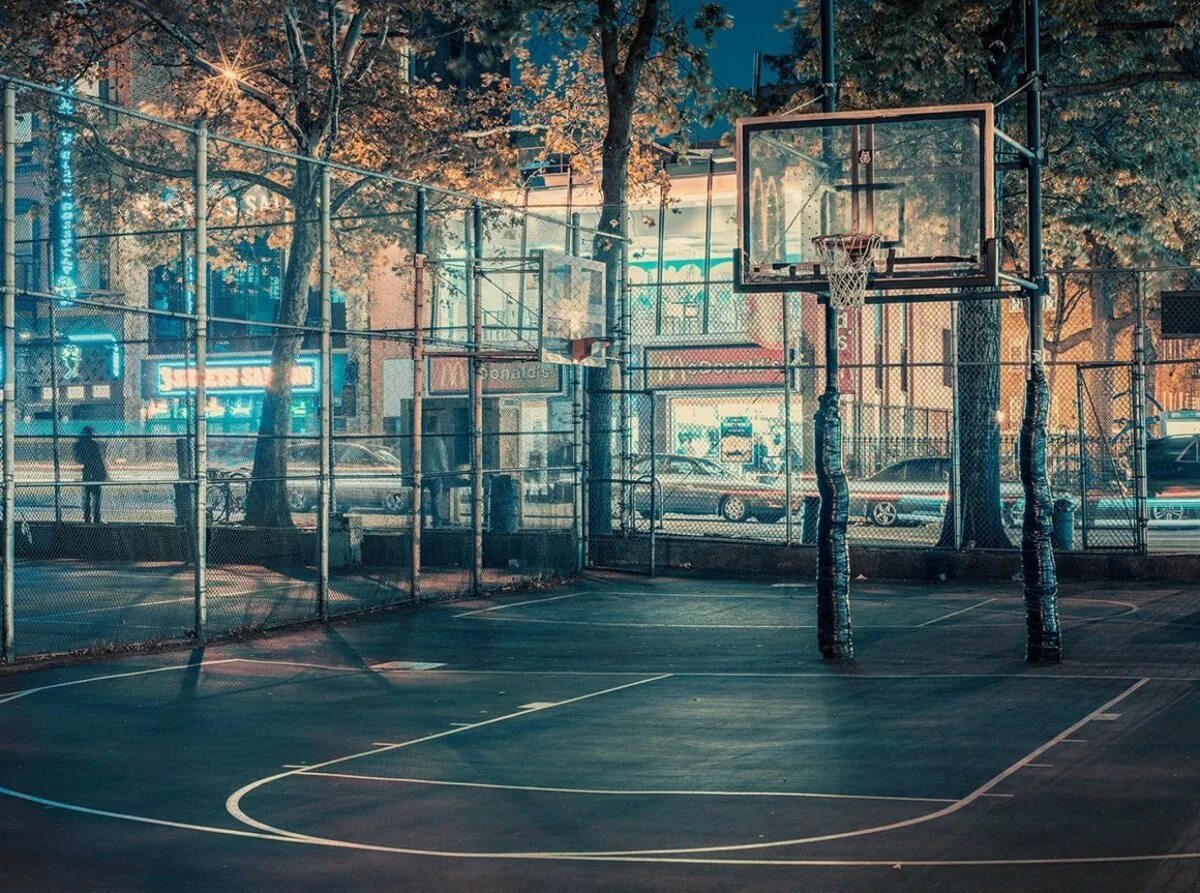 Спортивная площадка баскетбол. Баскетбольная площадка в Нью Йорке. Ходынка баскетбольная площадка. Спортплощадка Лос Анджелес. Авиапарк баскетбольная площадка.