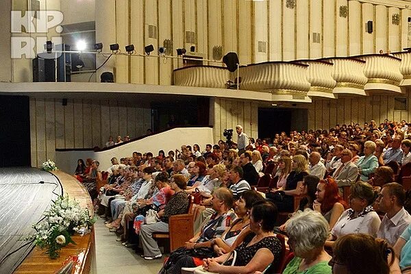 Сайт драмтеатра смоленск. Драматический театр Смоленск. Театр имени Грибоедова Смоленск. Театр имени Грибоедова Смоленск зал. Смоленский драматический театр зал.