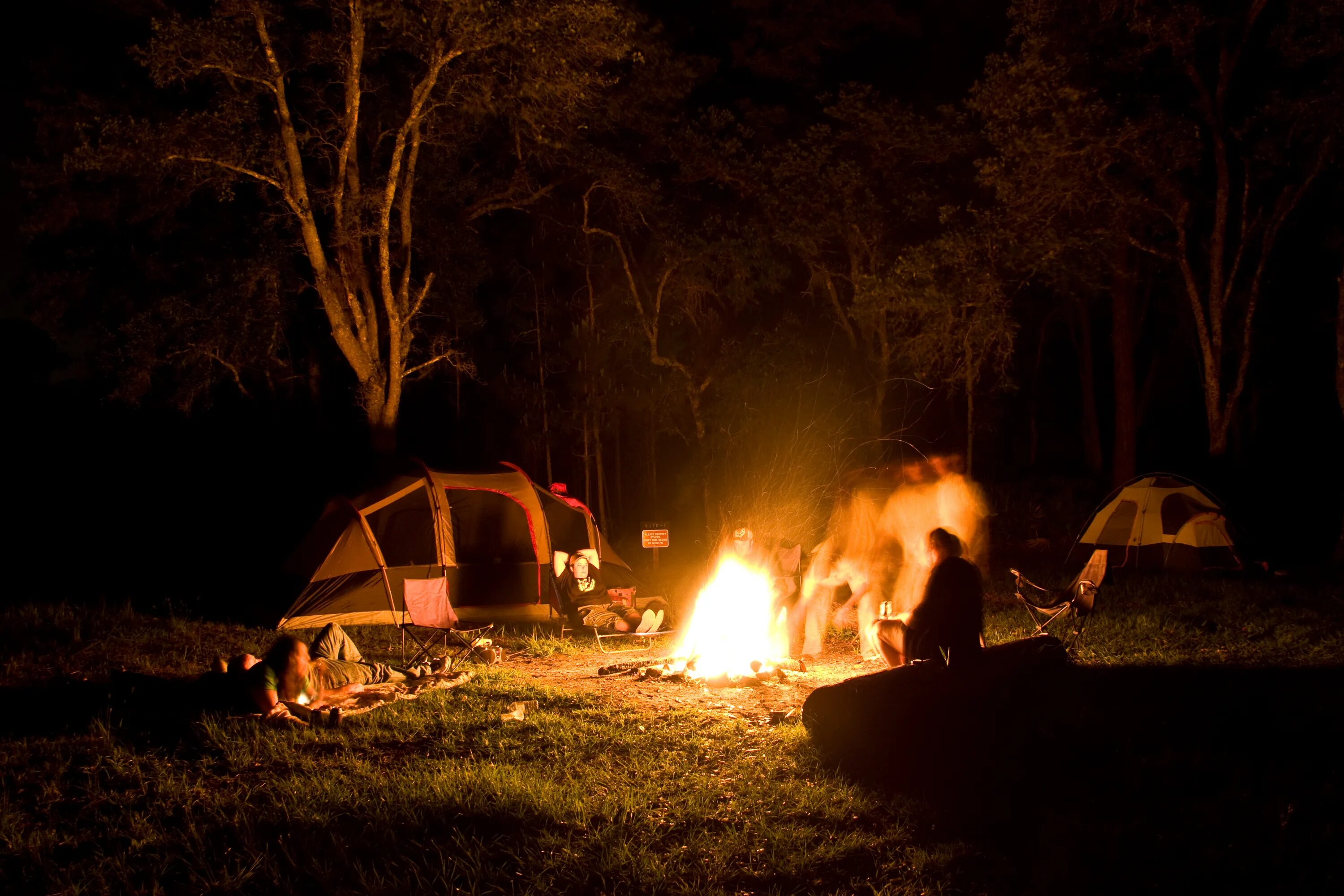 The camp left. Кемпинг костер. Лес палатка костер. Палатка кемпинг костерок.