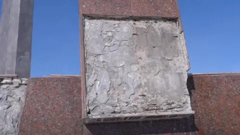 Что символизирует гранитный постамент