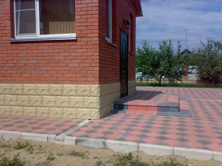 Прямоугольную площадь перед домом решили выложить плиткой