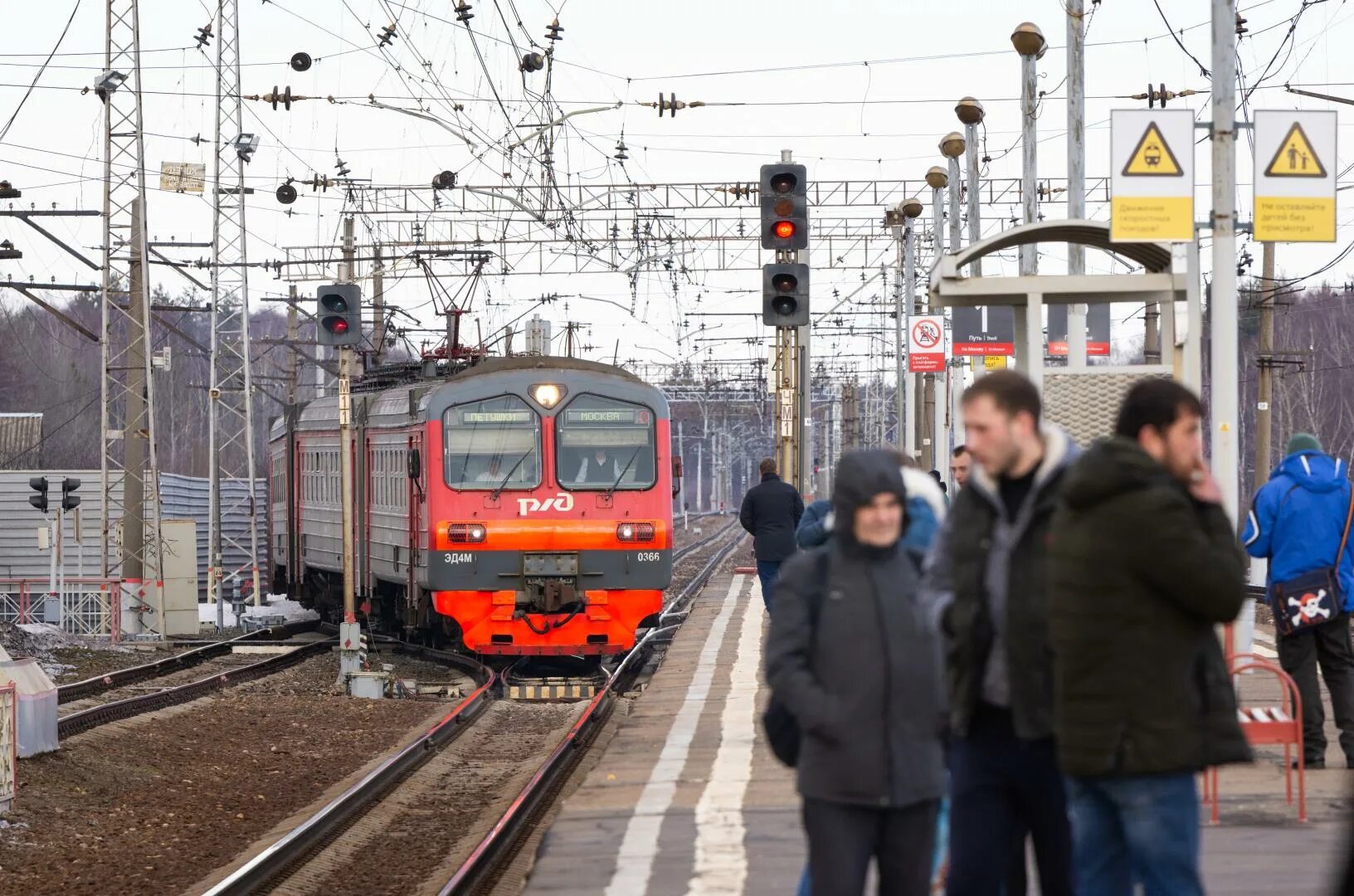Электрички три вокзала дедовск. Шаховская станция электрички. горьковское направление мжд. железная дорога горьковского направления. апрелевка электричка.