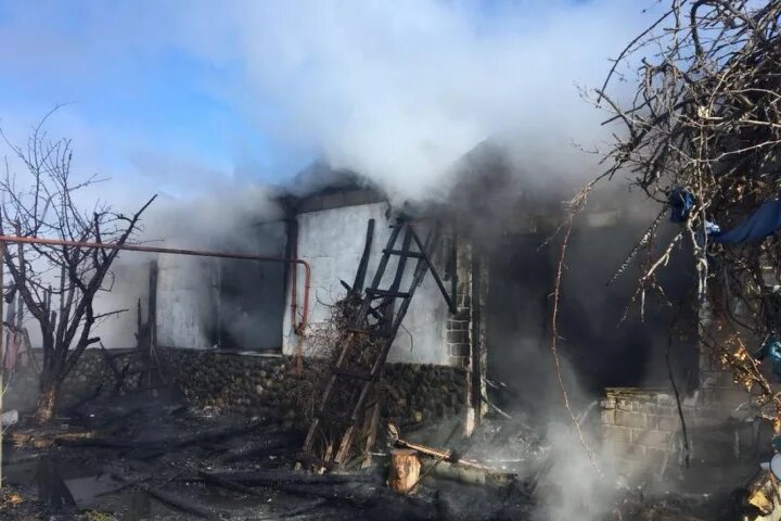 Погода ерзовка пермский край. Разбомбленный дом в Волгограде. Село Карповка Волгоградская область сгорел дом. Сгорел дом в Степной Шентале. Пожар в Новгородской области вчера в деревне Ерзовка.