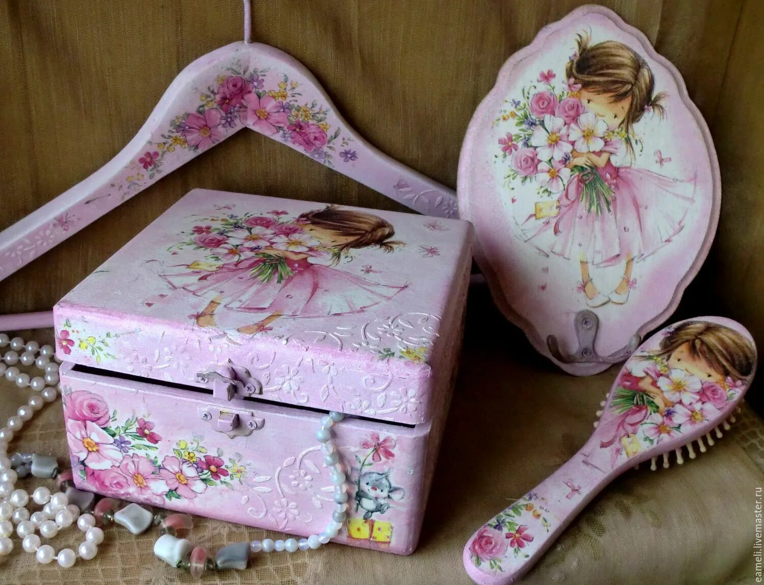 Декупаж работы детей. Мастер класс по декупажу для детей. Декупаж для детей. Шкатулка девочка. Предметы в технике декупаж.