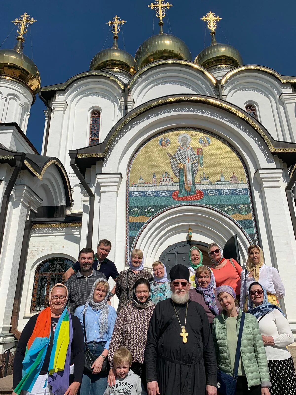 Прихожане одной церкви 6. Прихожане в храме. мужской монастырь. церковь в селе. крест на церкви.