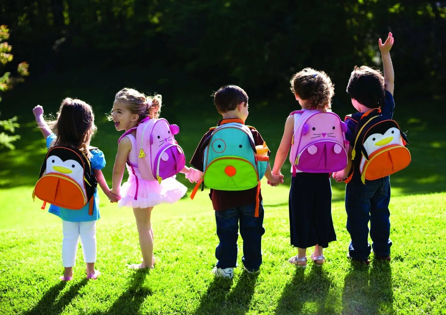 Little school children. Дошкольное образование в Испании. Ребенок с ранцем. Рюкзак для детей. Рюкзак для детского сада для детского.