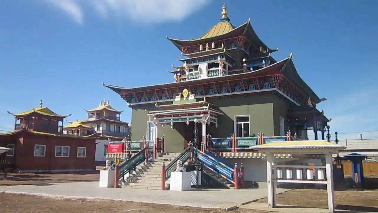 Иволгинский дацан улан-удэ. Иволгинский дацан улан-удэ. Буддийский храм иволгинский дацан. Улан-удэ буддийский храм. Буддийский храм иволгинский дацан.