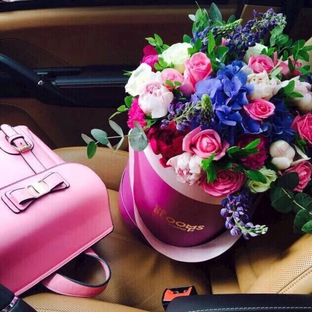 С днем рождения инстаграмм. Яркие букеты в коробках. Роскошные подарки для девушек. Шикарный букет цветов в сумочке. Подарок цветы стильно.