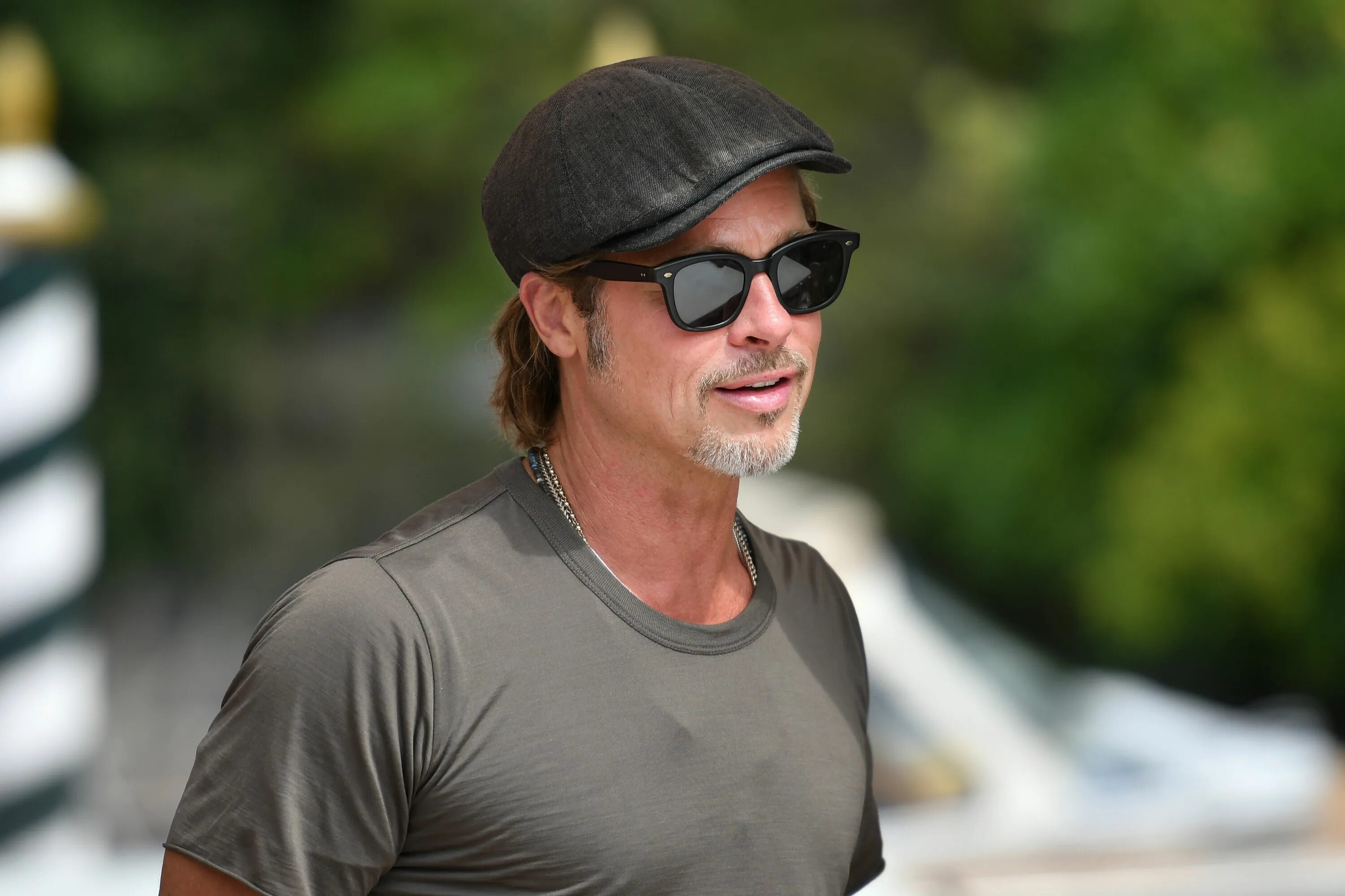 Брэд питт последние новости на сегодня. Brad Pitt 2013. Brad Pitt Newsboy cap. Брэд Питт в кепке. Брэд Питт в кепке фото.