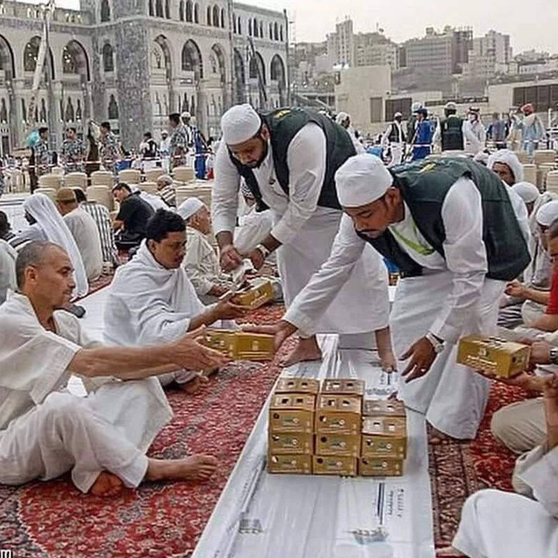 Можно ли курить после ифтара в месяц. Медина ифтар. Ифтар в Медине и Мекке. Рамазан в Мекке. Ифтар в Саудовской Аравии.
