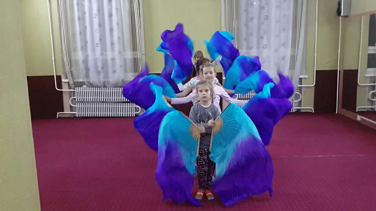 Танец с веерами в саду. Танец с вейлами тодес. танец с веерами вейлами. танец с вейлами в детском саду. танец с веерами в детском саду.
