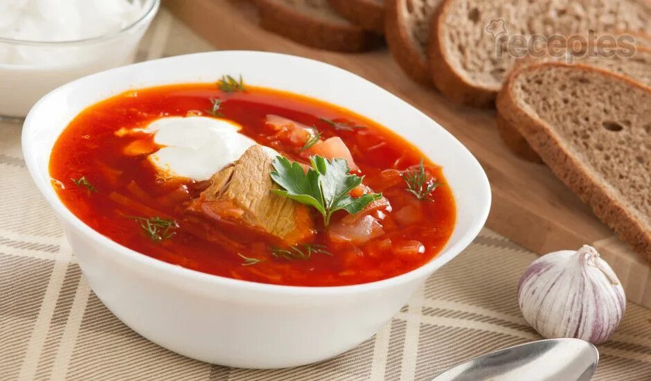 Ятонибудь вкусненькое. Куриные голени с картофелем на шпажках. Тарелка борща. Блюдо не скажу. Традиционные блюда мадагаскара.