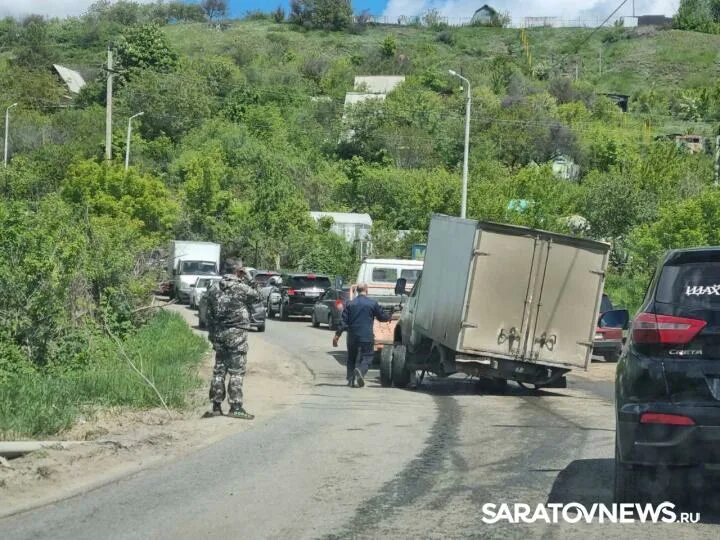 Авария с грузовиком на спуске с Алтынной горы Саратов. Большое грузовик разнес ДТП.