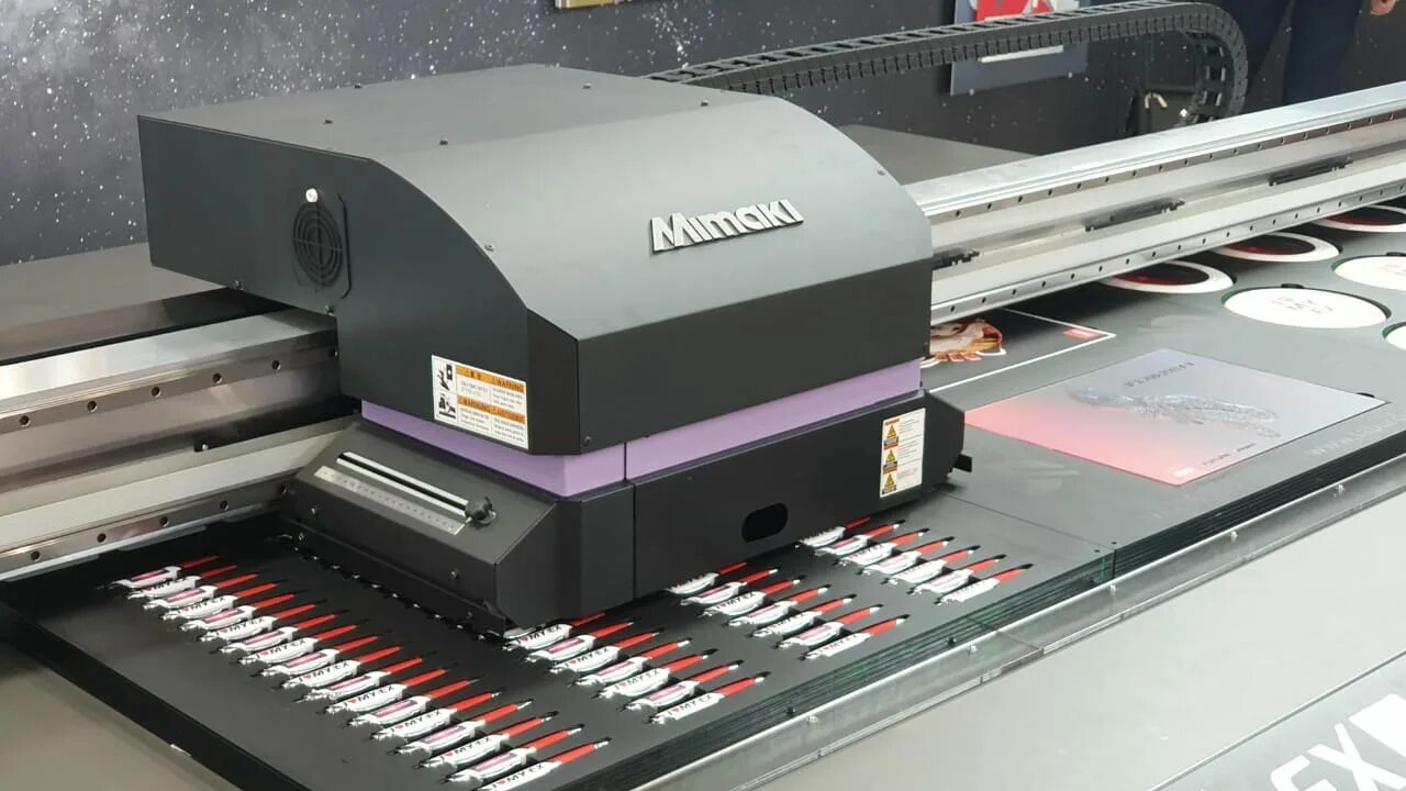 Принтеры печатающие на пленке. УФ-плоттер Mimaki jfx200-2513. УФ принтере Mimaki JFX 200. УФ-плоттер Mimaki jfx200-2531. Mimaki UF pechat jfx200-2513 станок.